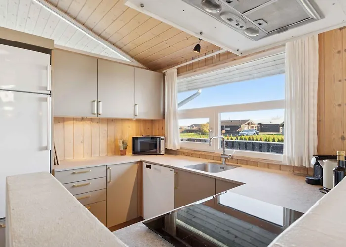 Seaview With Sauna Near The בית נופש *